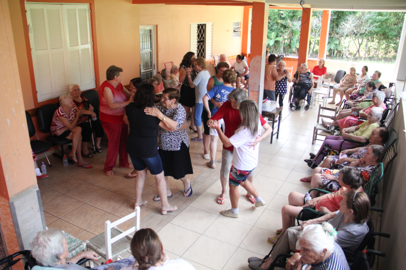 Secretaria de Desenvolvimento Social realiza atividade no Lar dos Idosos